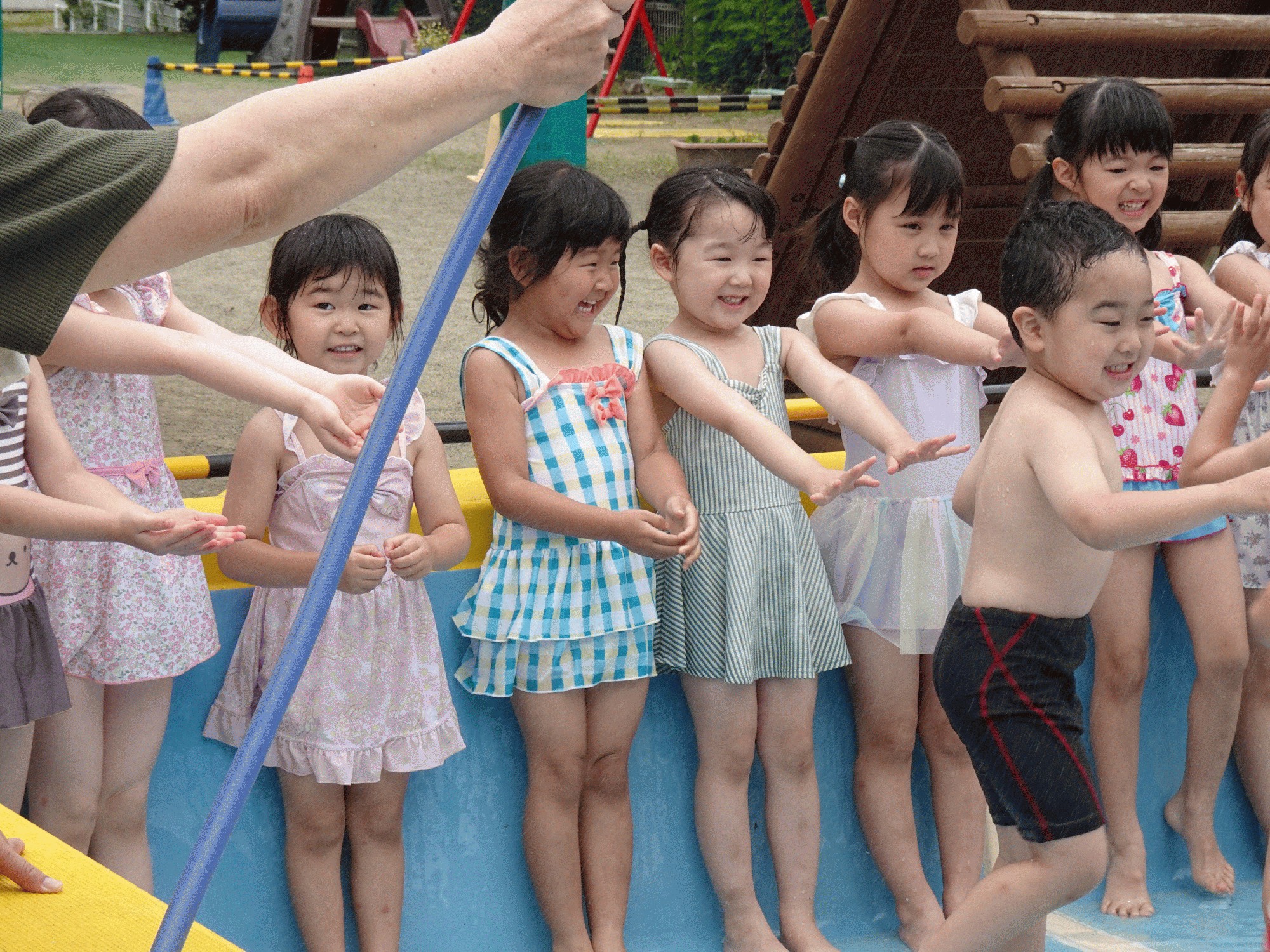 プールで、今年度初めての水遊びを楽しみました / 学校法人関根学園 認定こども園 みどり幼稚園