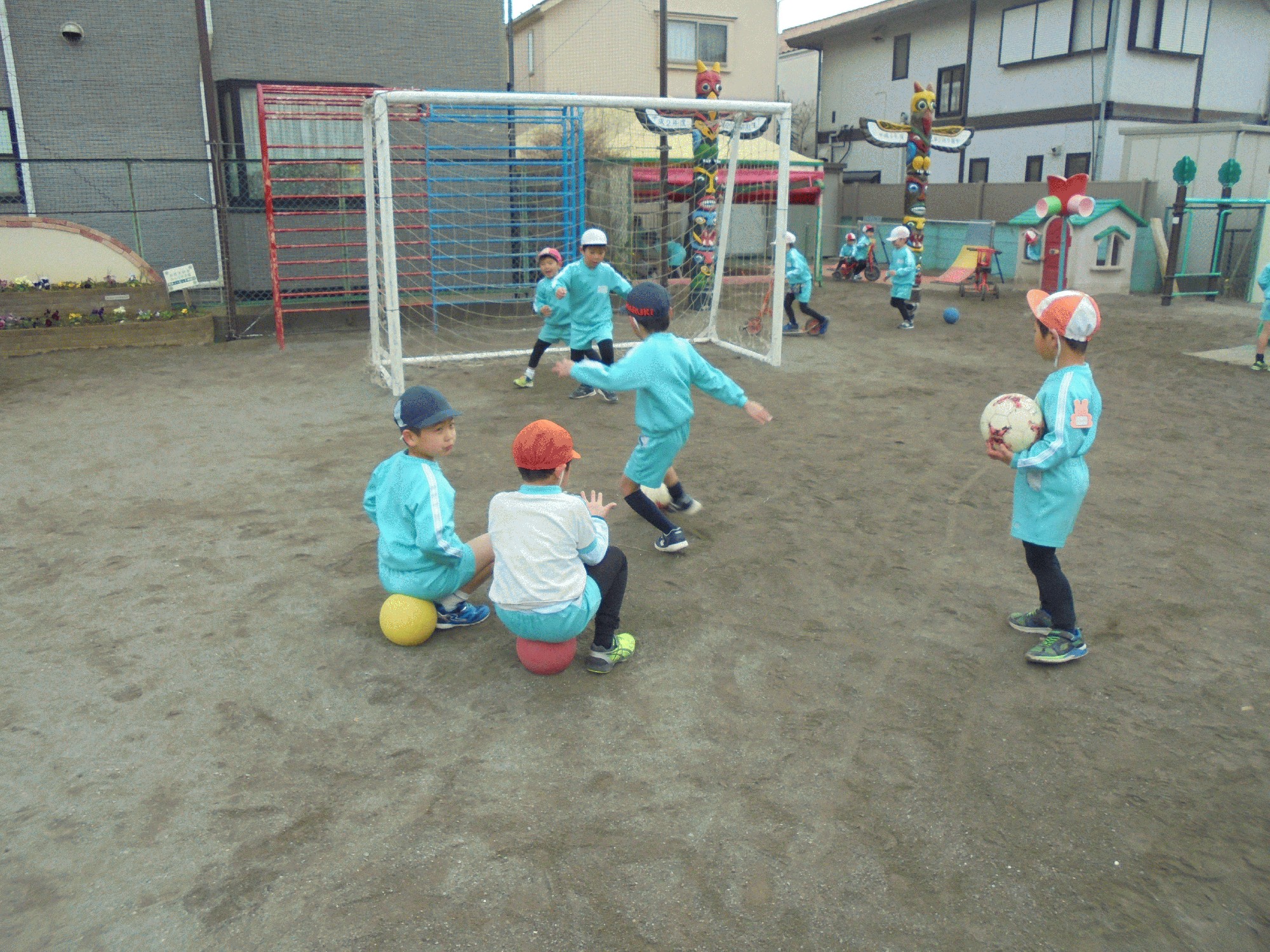 朝の外遊び 学校法人かつみ学園 大和山王幼稚園 木の子保育園